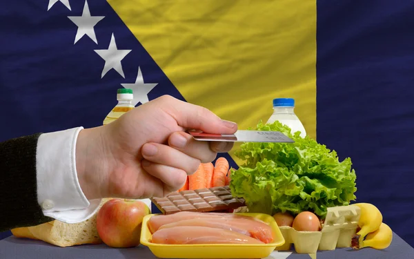 Lebensmittelkauf mit Kreditkarte in Bosnien-Herzegowina — Stockfoto
