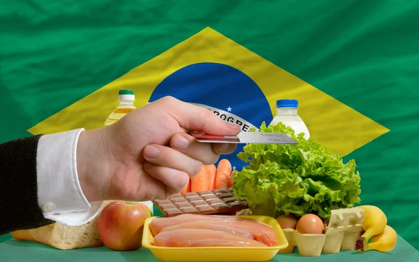Nákup potravin s kreditní kartou v Brazílii — Stock fotografie
