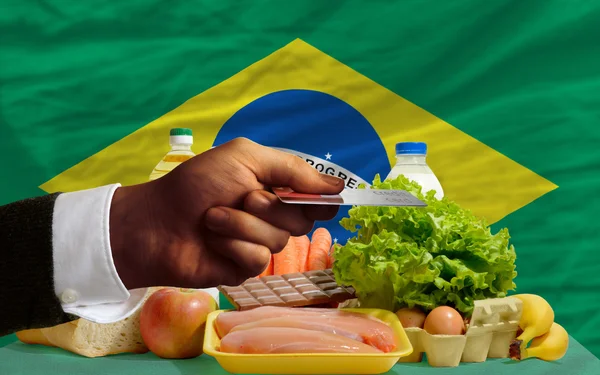 Покупка продуктов по кредитной карте в Бразилии — стоковое фото