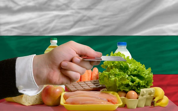 Acquistare generi alimentari con carta di credito in Bulgaria — Foto Stock