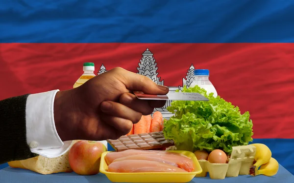 Buying groceries with credit card in cambodia — Stock Photo, Image