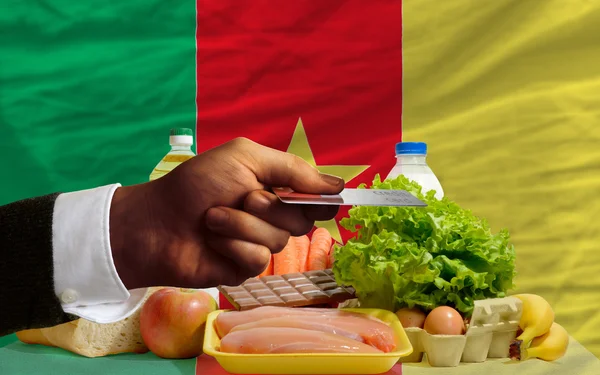 Nákup potravin s kreditní kartou v Kamerunu — Stock fotografie