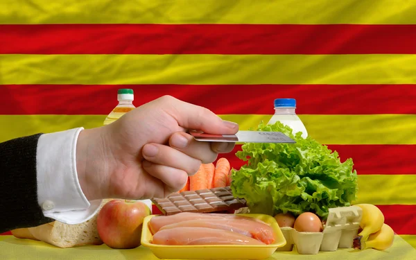 Покупка продуктов по кредитной карте в Каталонии — стоковое фото