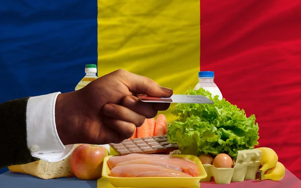 Покупка продуктов по кредитной карте в Чаде — стоковое фото