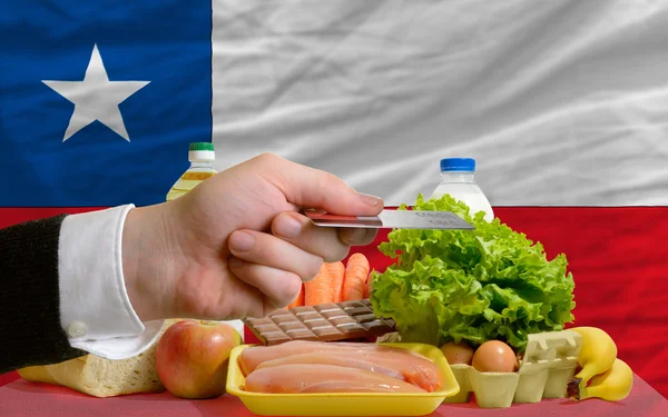 Lebensmittelkauf mit Kreditkarte in Chile — Stockfoto