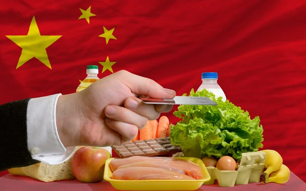 Покупка продуктов по кредитной карте в Китае — стоковое фото