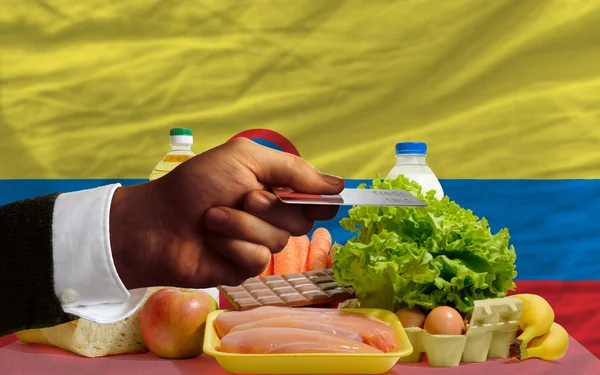 Buying groceries with credit card in colombia — Stock Photo, Image