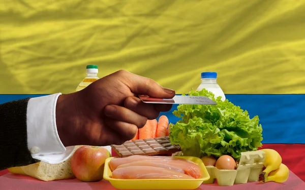 Buying groceries with credit card in colombia — Stock Photo, Image