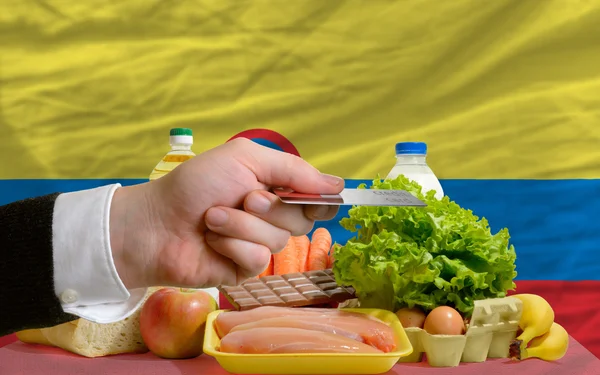 Nákup potravin s kreditní kartou v Kolumbii — Stock fotografie