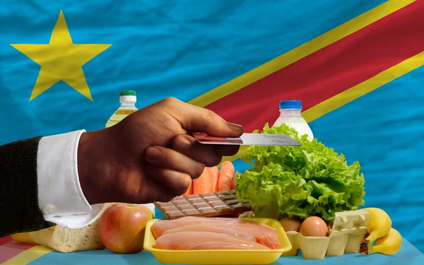 コンゴでのクレジット カードでの食料品の購入 — ストック写真