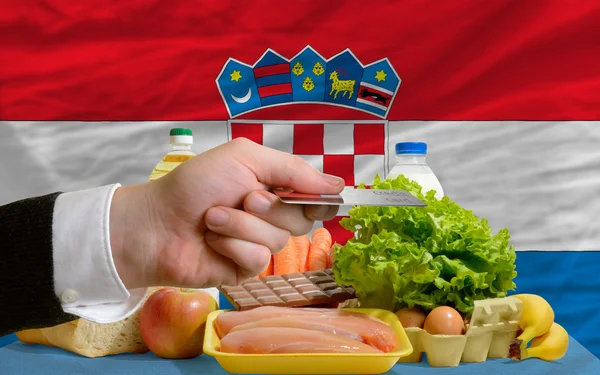 Kupując produkty spożywcze z karty kredytowej w Chorwacji — Zdjęcie stockowe