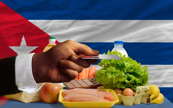 Lebensmittelkauf mit Kreditkarte in Kuba — Stockfoto