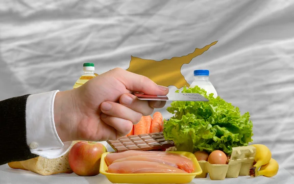 Nákup potravin s kreditní kartou na Kypru — Stock fotografie