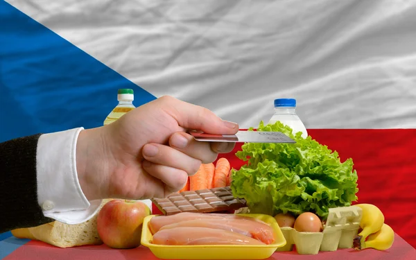 Buying groceries with credit card in czech — Stock Photo, Image