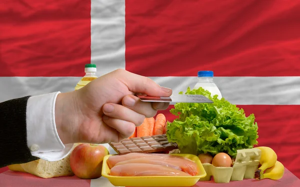 Lebensmittelkauf mit Kreditkarte in Dänemark — Stockfoto