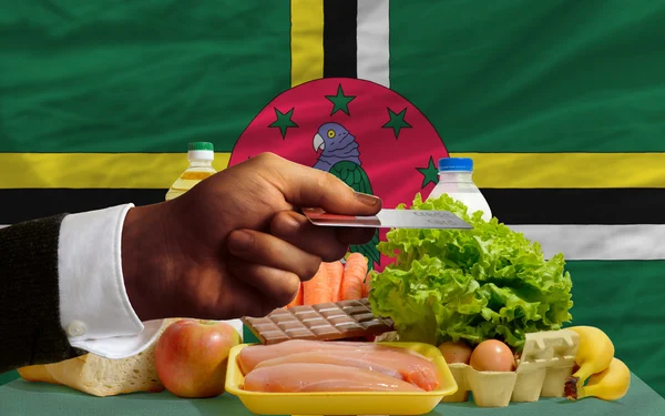 ドミニカ国でクレジット カードでの食料品の購入 — ストック写真