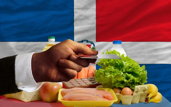Lebensmittel kaufen mit Kreditkarte in der Dominikanischen Republik — Stockfoto