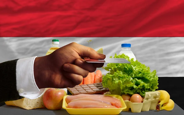 Покупка продуктов с помощью кредитной карты в Египте — стоковое фото
