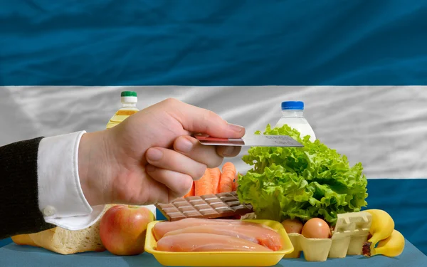 Nákup potravin s kreditní kartou v el Salvadoru — Stock fotografie