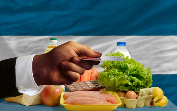 Lebensmittelkauf mit Kreditkarte in El Salvador — Stockfoto