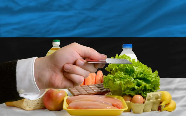 Lebensmittelkauf mit Kreditkarte in Estland — Stockfoto
