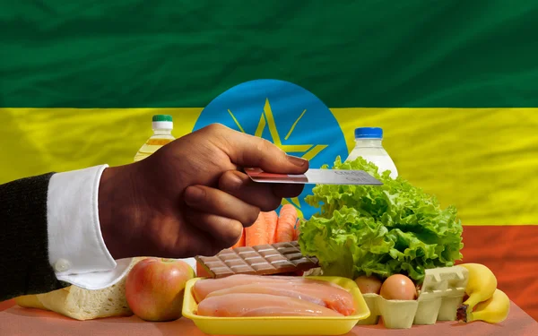 Покупка продуктов по кредитной карте в Эфиопии — стоковое фото