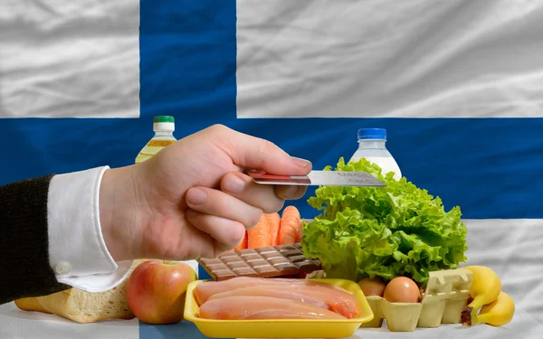 Köpa dagligvaror med kreditkort i finland — Stockfoto
