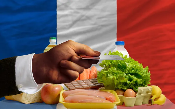Kupując produkty spożywcze z karty kredytowej we Francji — Zdjęcie stockowe
