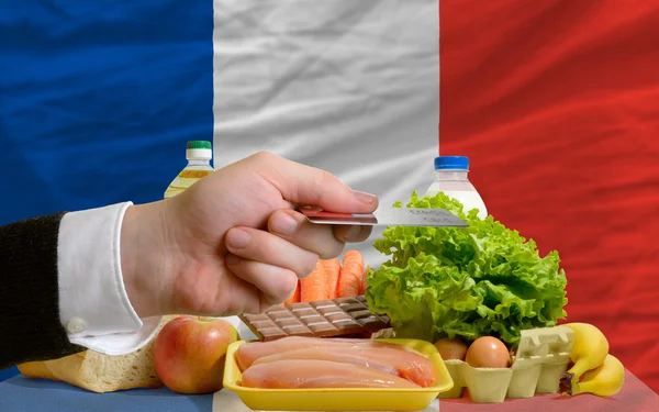 Achat d'épicerie avec carte de crédit en France — Photo