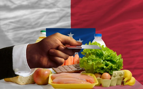 Lebensmittel kaufen mit Kreditkarte in franceville — Stockfoto
