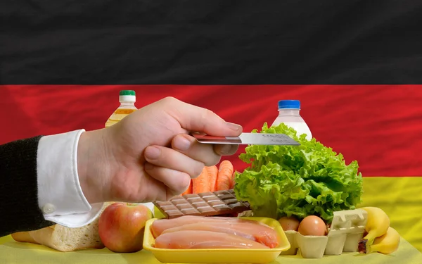Покупка продуктов по кредитной карте в Германии — стоковое фото
