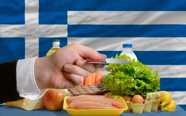 Покупка продуктов с помощью кредитной карты в Греции — стоковое фото