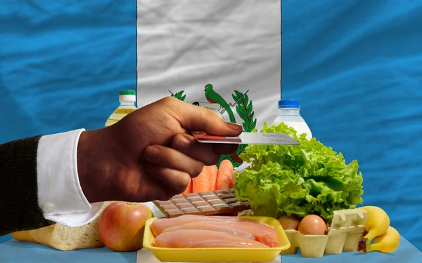 Lebensmittelkauf mit Kreditkarte in Guatemala — Stockfoto