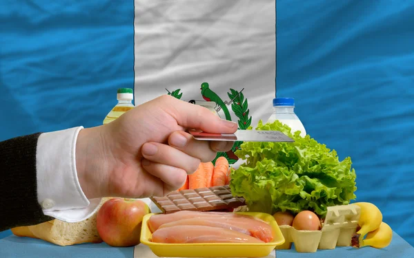 Nákup potravin s kreditní kartou v Guatemale — Stock fotografie