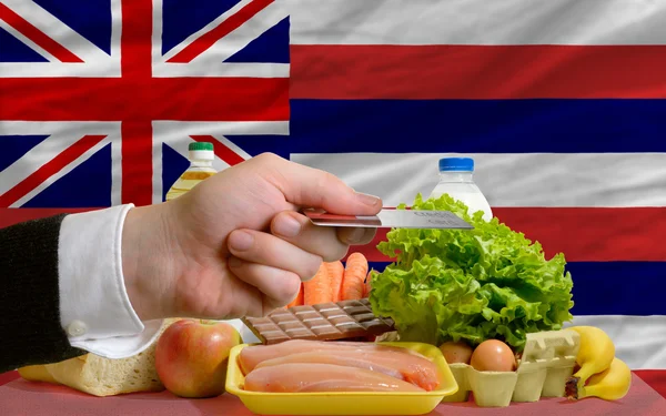 Покупка продуктов с помощью кредитной карты в нашем штате Гавайи — стоковое фото