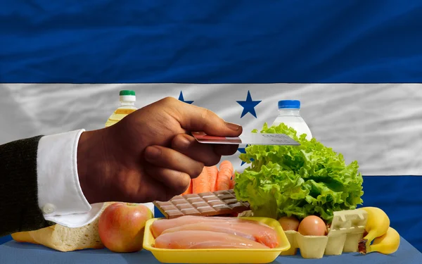 Achat d'épicerie avec carte de crédit en honduras — Photo