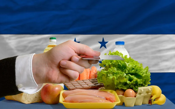 Lebensmittelkauf mit Kreditkarte in honduras — Stockfoto