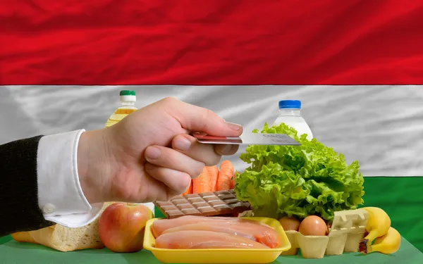 Acquistare generi alimentari con carta di credito in ungherese — Foto Stock