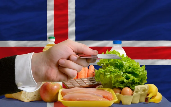 İzlanda'daki kredi kartıyla yiyecek satın — Stok fotoğraf