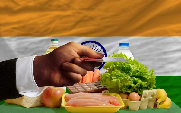 Lebensmittelkauf mit Kreditkarte in Indien — Stockfoto