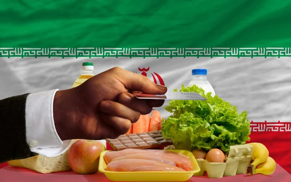 Köpa dagligvaror med kreditkort i iran — Stockfoto