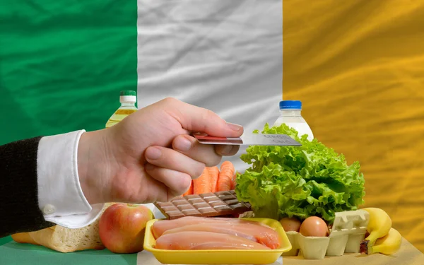 Buying groceries with credit card in ireland — Stock Photo, Image