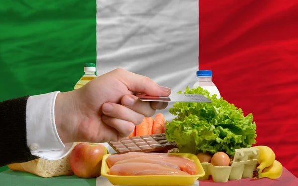 Comprando mantimentos com cartão de crédito em itália — Fotografia de Stock