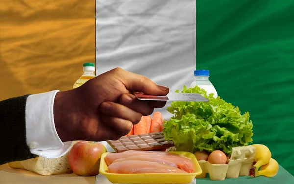 Buying groceries with credit card in ivory coast — Stock Photo, Image