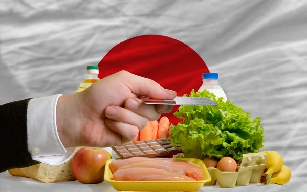 Köpa dagligvaror med kreditkort i japan — Stockfoto