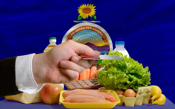 Einkauf von Lebensmitteln mit Kreditkarte in uns Bundesstaat von Kansas — Stockfoto