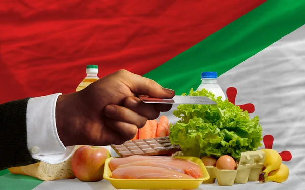 Yiyecek katanga kredi kartıyla satın — Stok fotoğraf