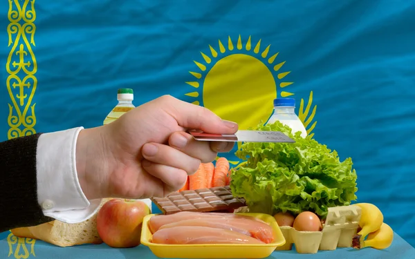Lebensmittelkauf mit Kreditkarte in Kasachstan — Stockfoto