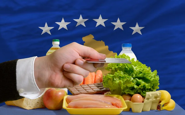 Lebensmittelkauf mit Kreditkarte in Kosovo — Stockfoto