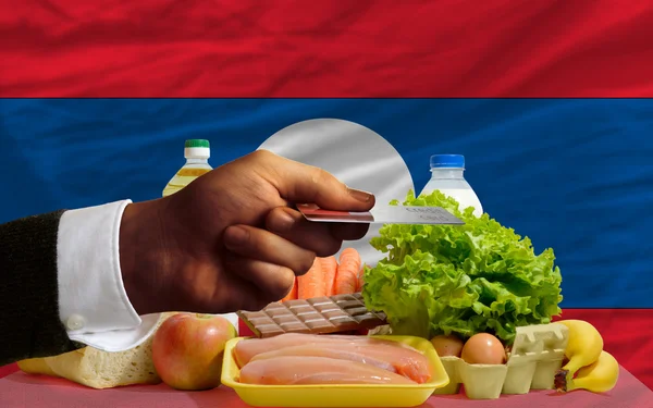 Lebensmittelkauf mit Kreditkarte in Laos — Stockfoto